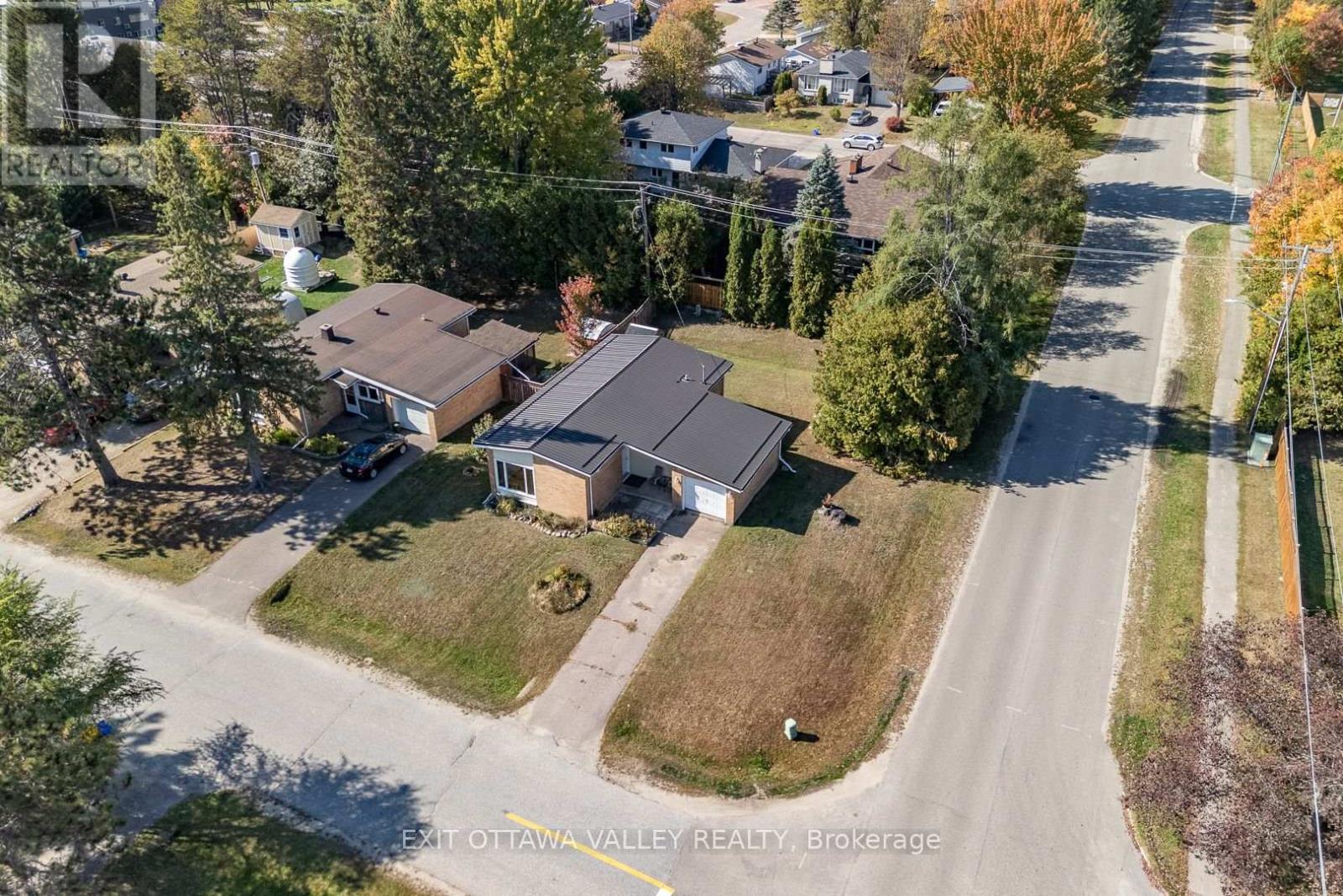 85 Frontenac Crescent, Deep River, Ontario  K0J 1P0 - Photo 34 - X12449383