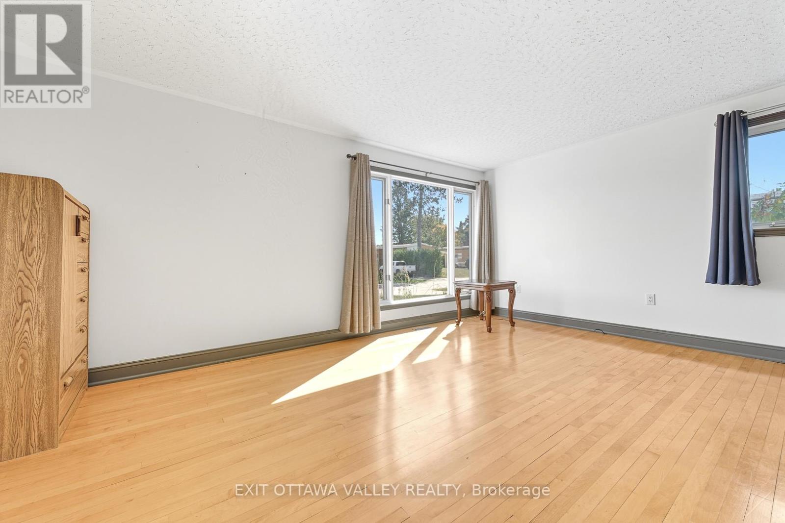85 Frontenac Crescent, Deep River, Ontario  K0J 1P0 - Photo 4 - X12449383