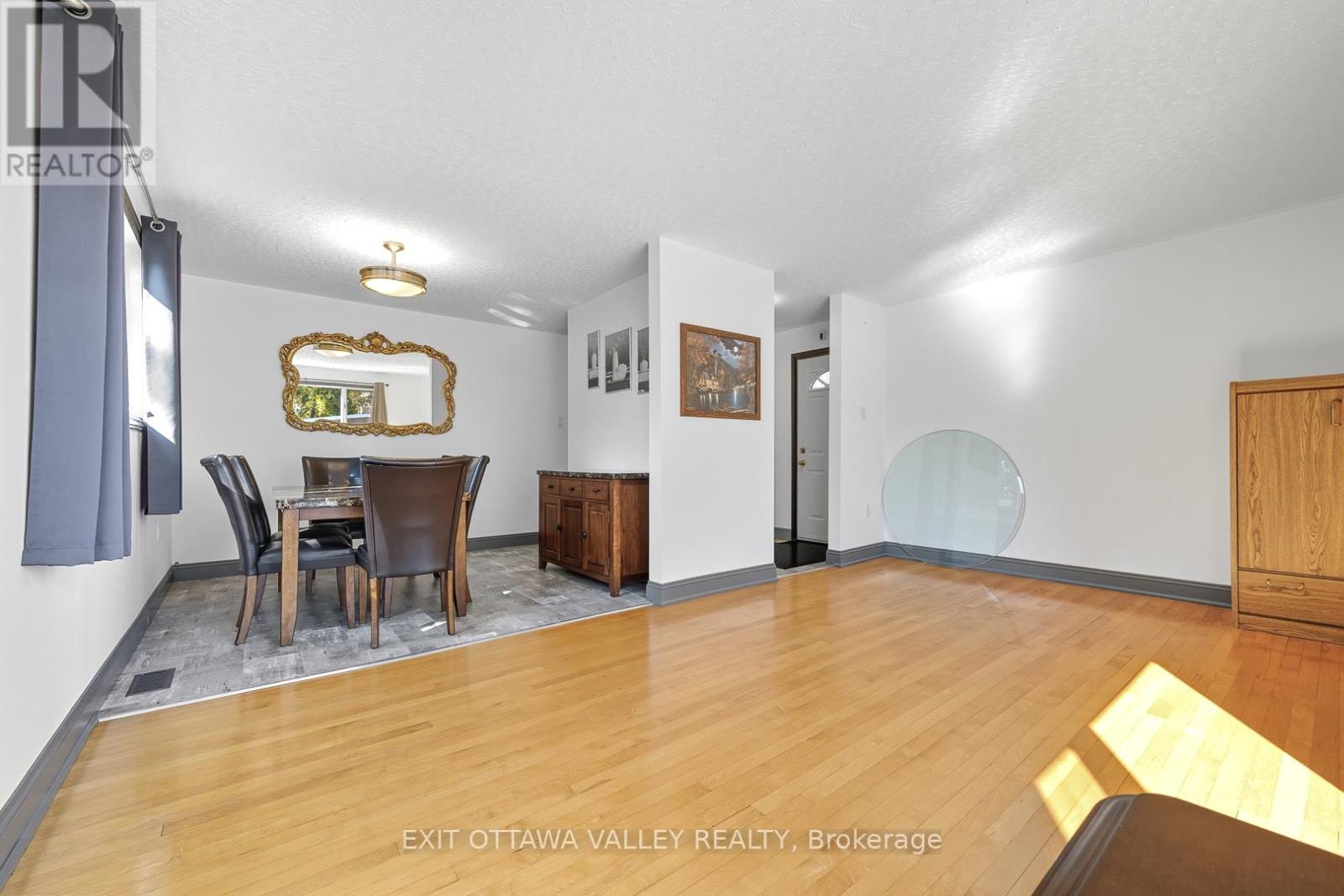 85 Frontenac Crescent, Deep River, Ontario  K0J 1P0 - Photo 5 - X12449383