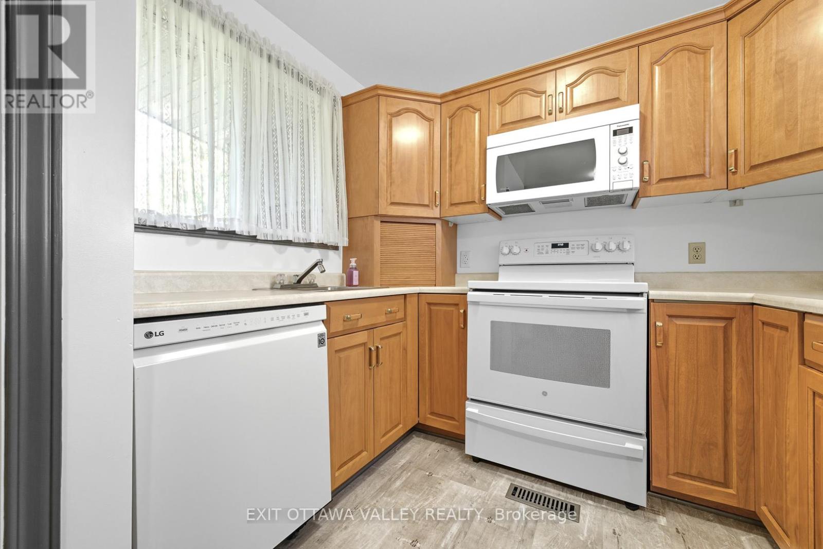 85 Frontenac Crescent, Deep River, Ontario  K0J 1P0 - Photo 9 - X12449383