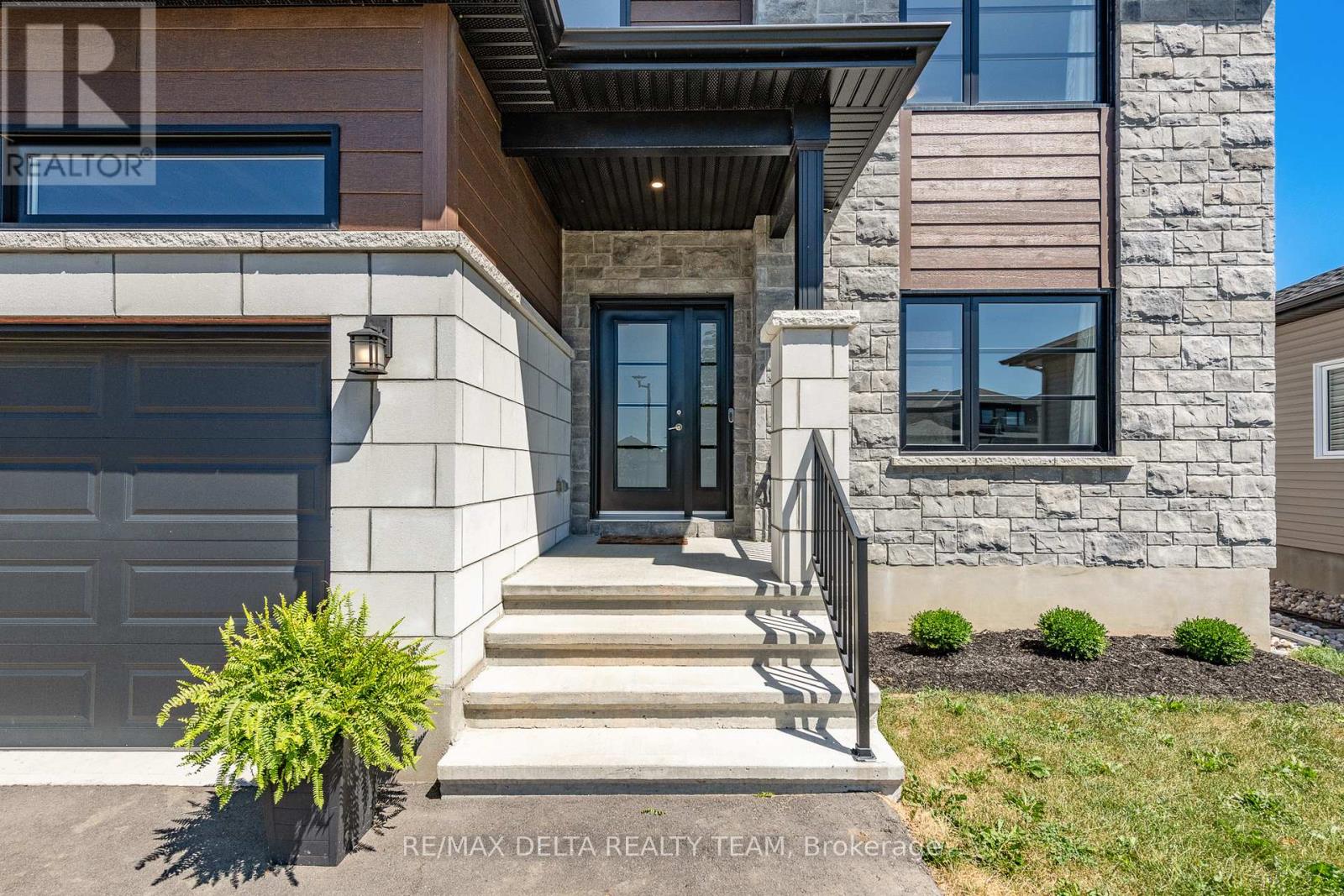 688 Geneva Crescent, Russell, Ontario  K0A 1W0 - Photo 2 - X12449379