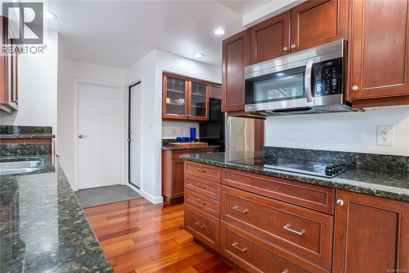 3909 Blenkinsop Rd, Saanich, British Columbia  V8P 3P2 - Photo 15 - 1015068