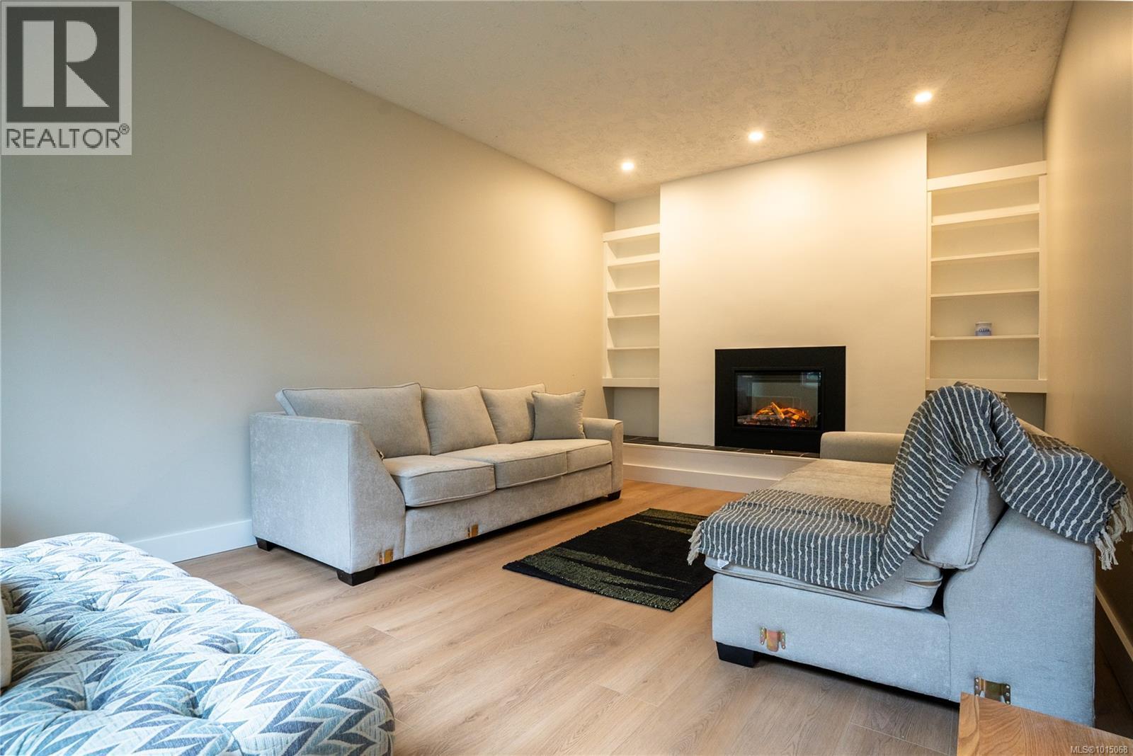 3909 Blenkinsop Rd, Saanich, British Columbia  V8P 3P2 - Photo 2 - 1015068