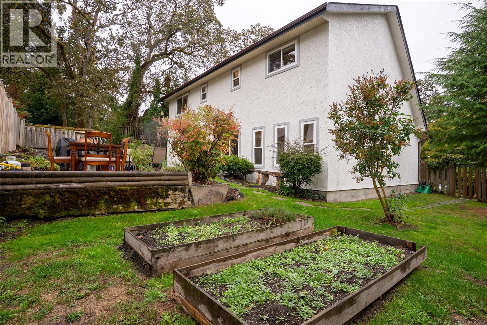 3909 Blenkinsop Rd, Saanich, British Columbia  V8P 3P2 - Photo 47 - 1015068