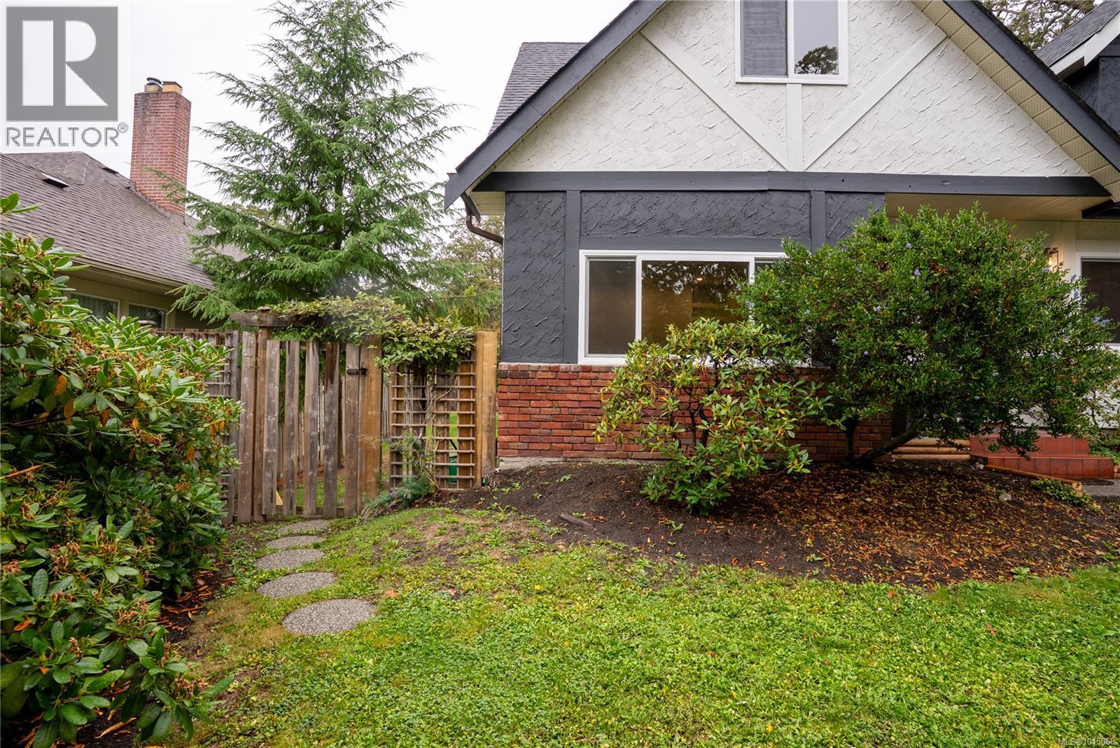 3909 Blenkinsop Rd, Saanich, British Columbia  V8P 3P2 - Photo 48 - 1015068
