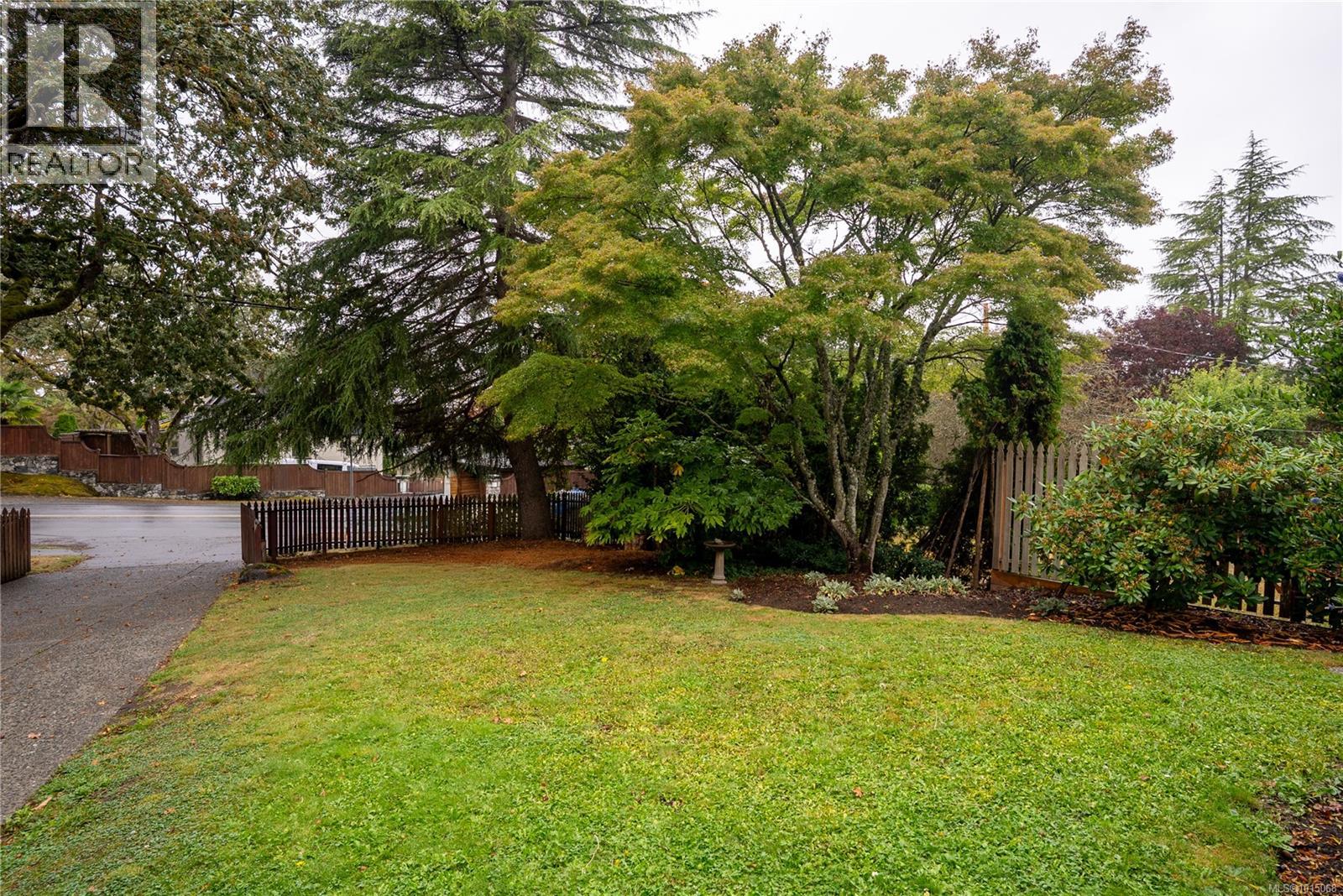 3909 Blenkinsop Rd, Saanich, British Columbia  V8P 3P2 - Photo 49 - 1015068