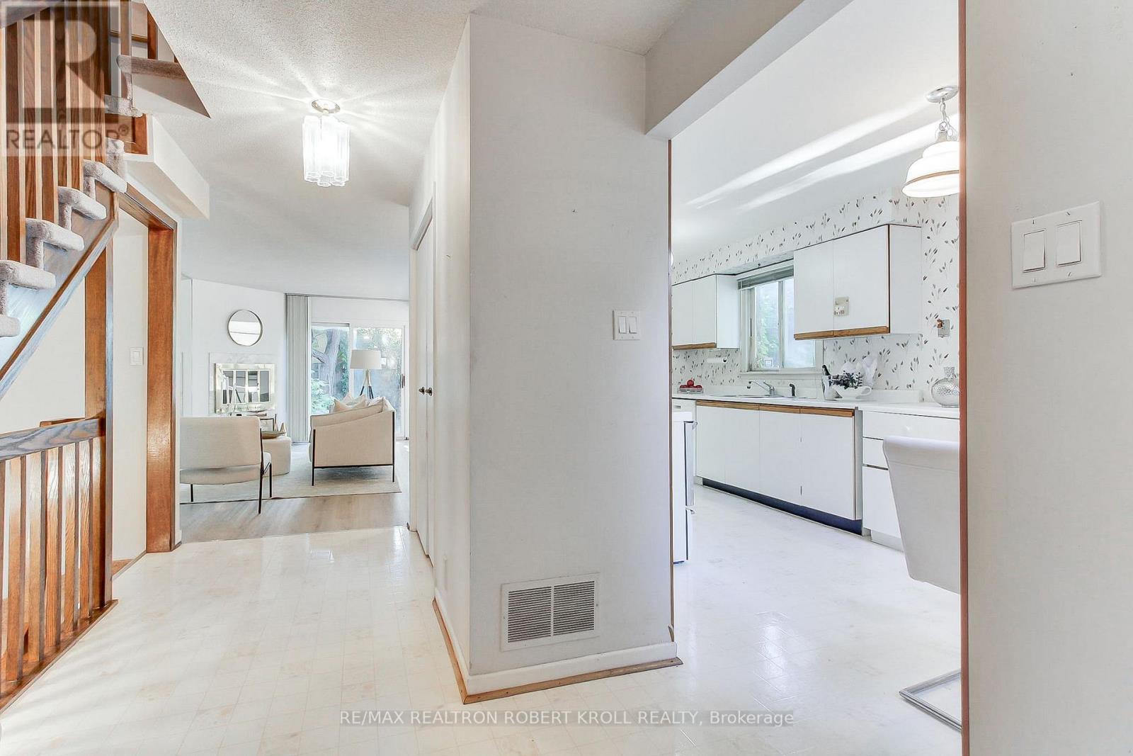 136 Stillwater Crescent, Toronto (Westminster-Branson), Ontario  M2R 3S2 - Photo 6 - C12449240