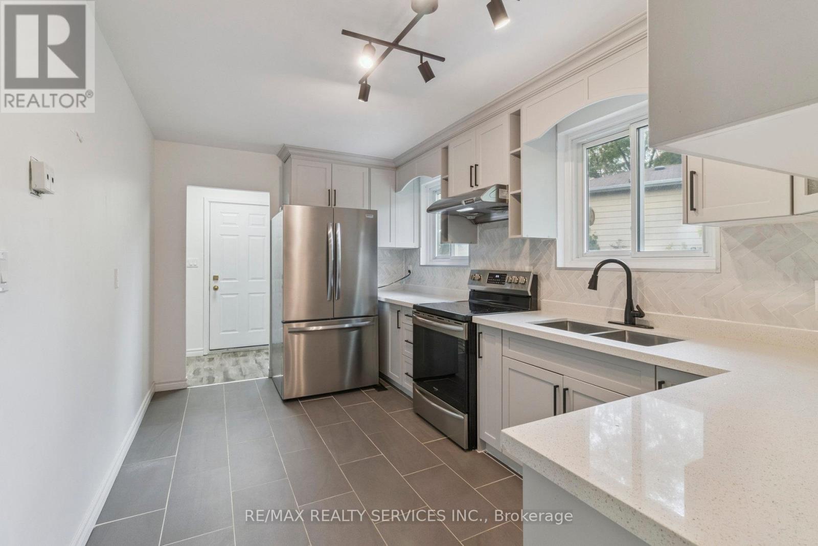769 Greenfield Crescent, Newmarket, Ontario  L3Y 3B2 - Photo 11 - N12449288