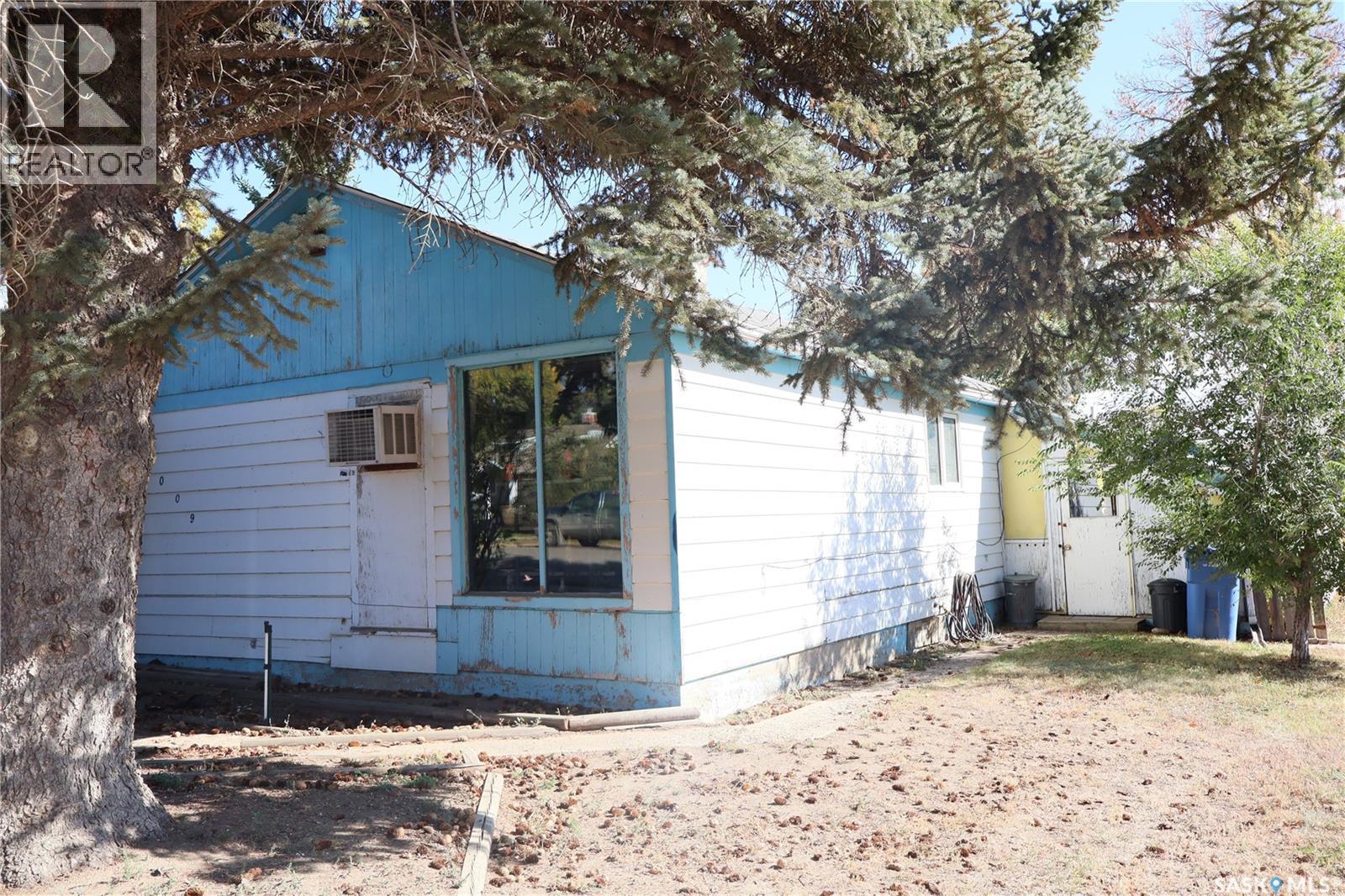 1009 1st Street N, Rockglen, Saskatchewan  S0H 3R0 - Photo 1 - SK020145