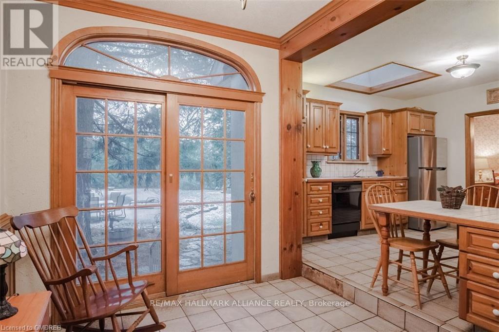 4447 Lakeshore Road, Burlington (Shoreacres), Ontario  L7L 1B3 - Photo 10 - W12449262