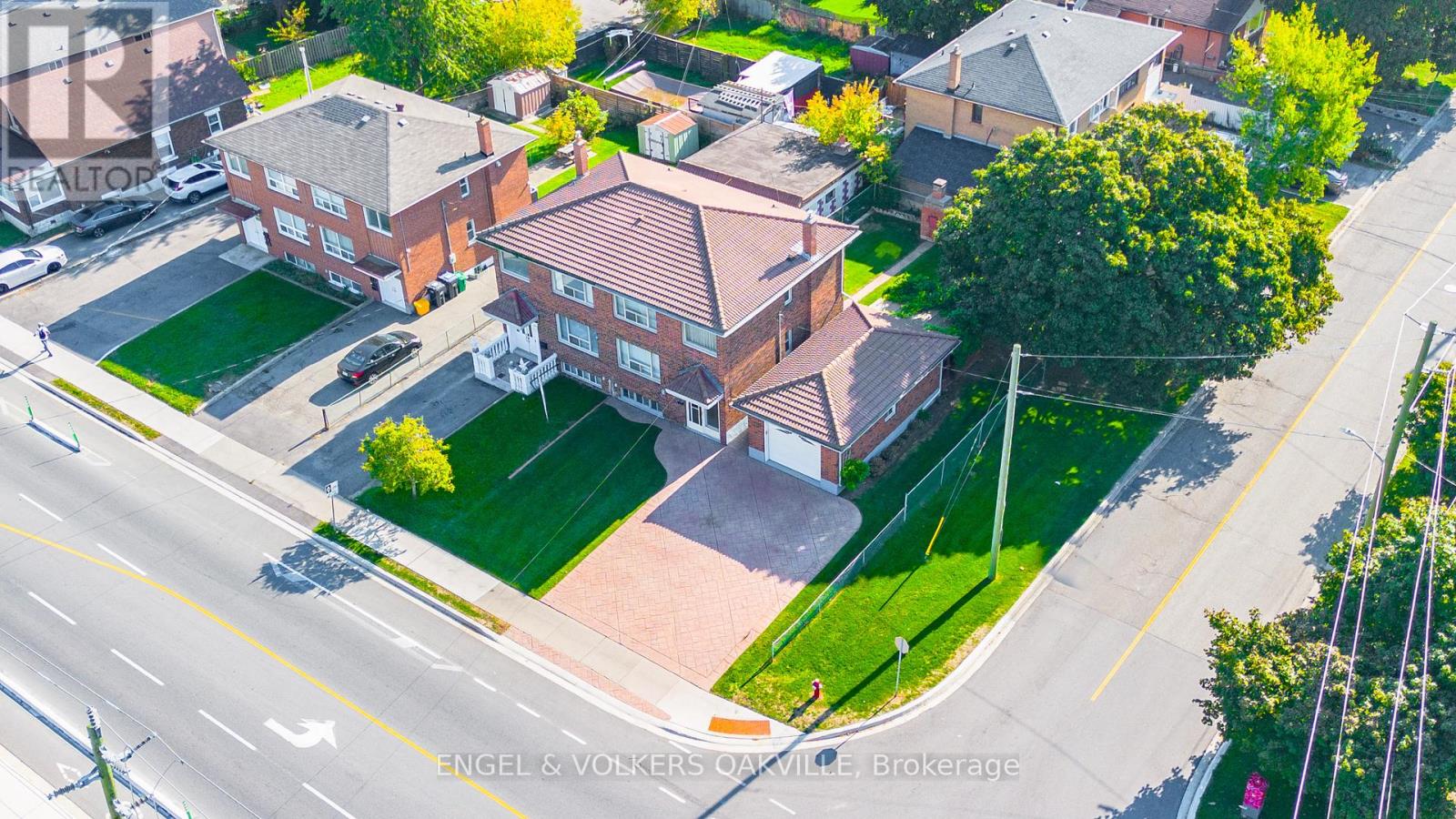 183 Vodden Street E, Brampton (Brampton North), Ontario  L6V 1M9 - Photo 5 - W12449290