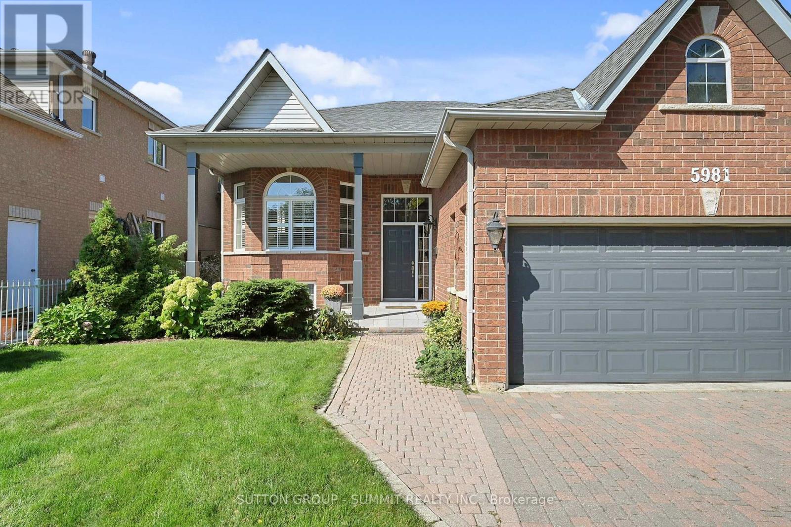 5981 Rayshaw Crescent, Mississauga (Streetsville), Ontario  L5M 2P1 - Photo 4 - W12449296