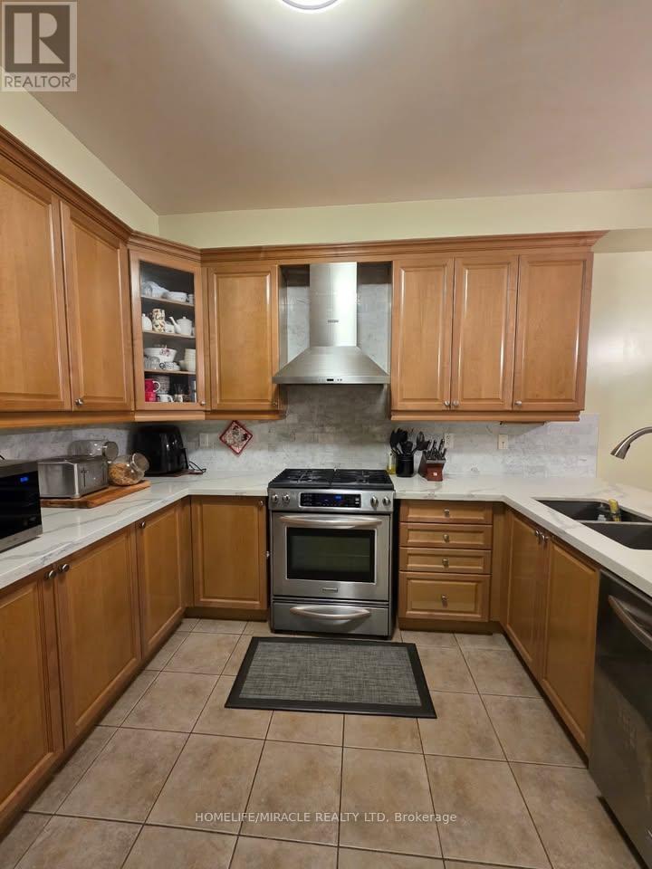 44 Tatra Crescent, Brampton, Ontario  L6Y 0K6 - Photo 3 - W12449305