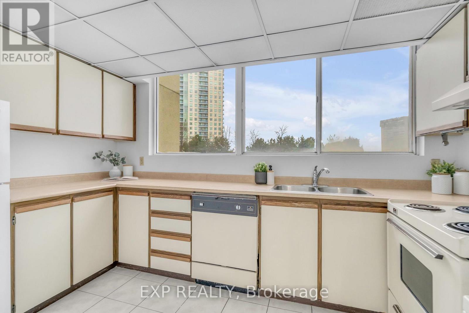406 - 3700 Kaneff Crescent, Mississauga, Ontario  L5A 4B8 - Photo 10 - W12449311