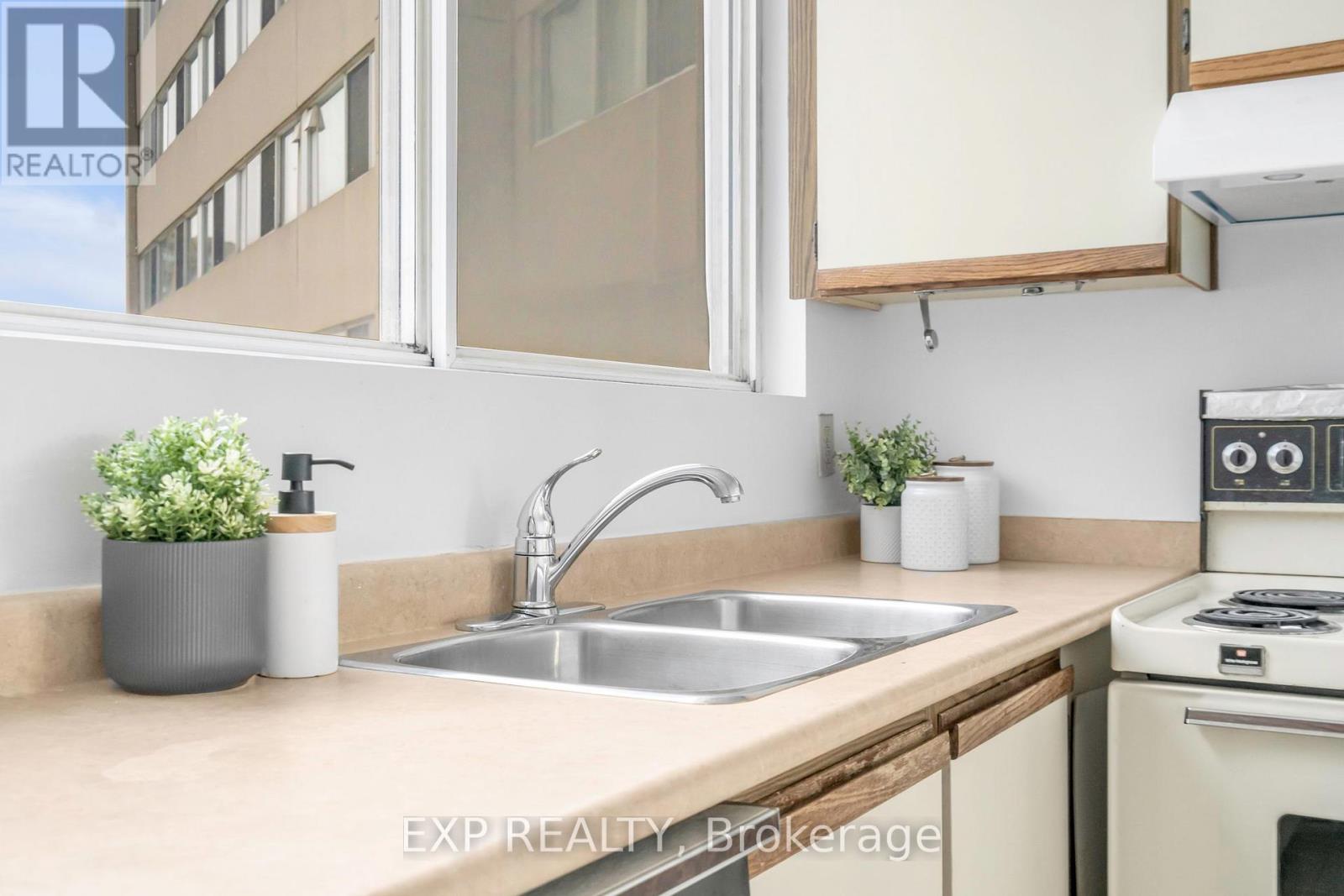 406 - 3700 Kaneff Crescent, Mississauga, Ontario  L5A 4B8 - Photo 3 - W12449311