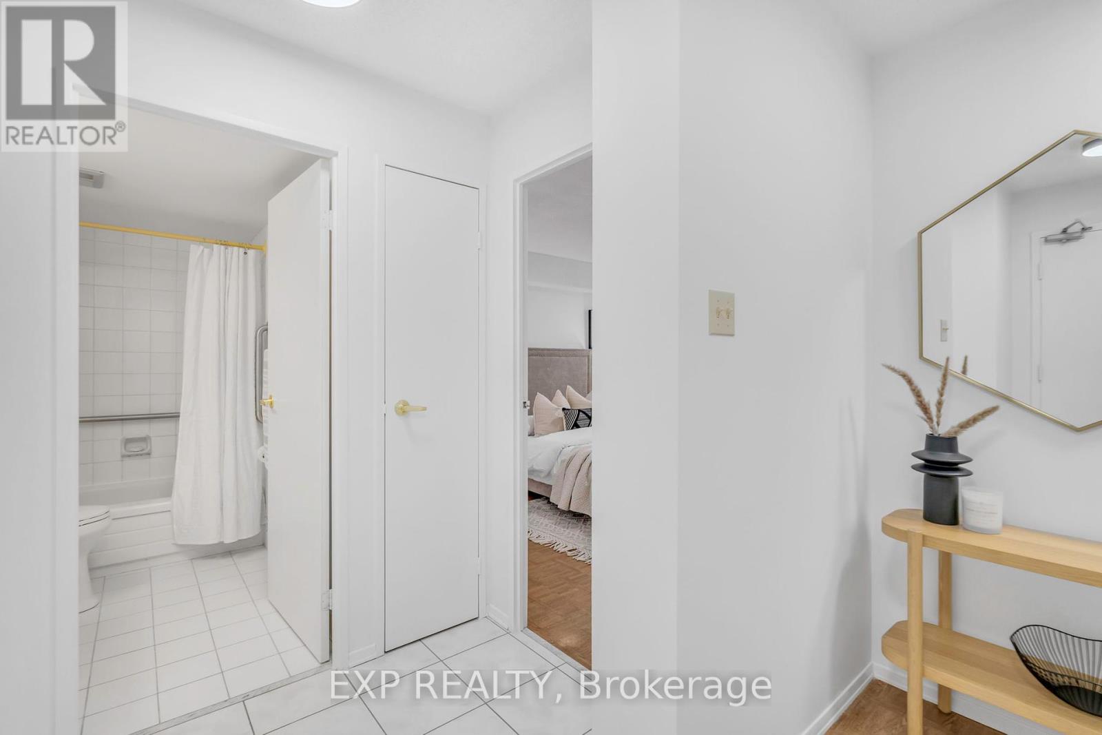 406 - 3700 Kaneff Crescent, Mississauga, Ontario  L5A 4B8 - Photo 5 - W12449311