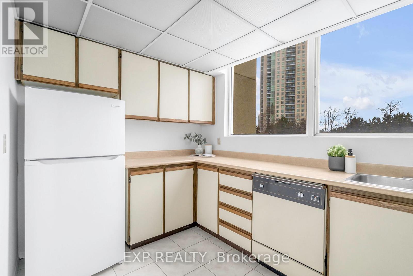 406 - 3700 Kaneff Crescent, Mississauga, Ontario  L5A 4B8 - Photo 6 - W12449311