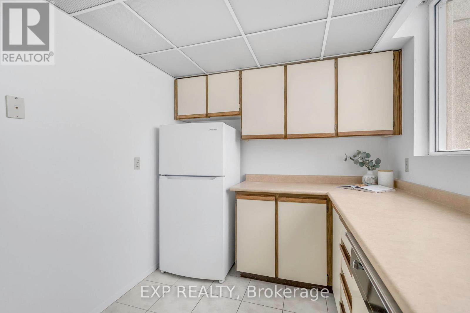 406 - 3700 Kaneff Crescent, Mississauga, Ontario  L5A 4B8 - Photo 7 - W12449311