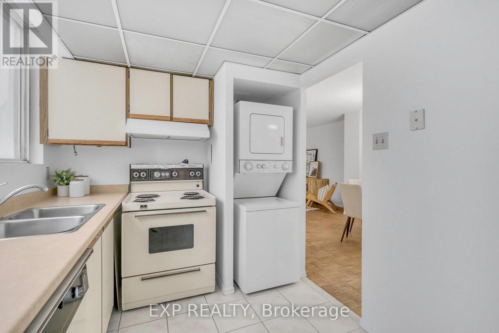 406 - 3700 Kaneff Crescent, Mississauga, Ontario  L5A 4B8 - Photo 8 - W12449311