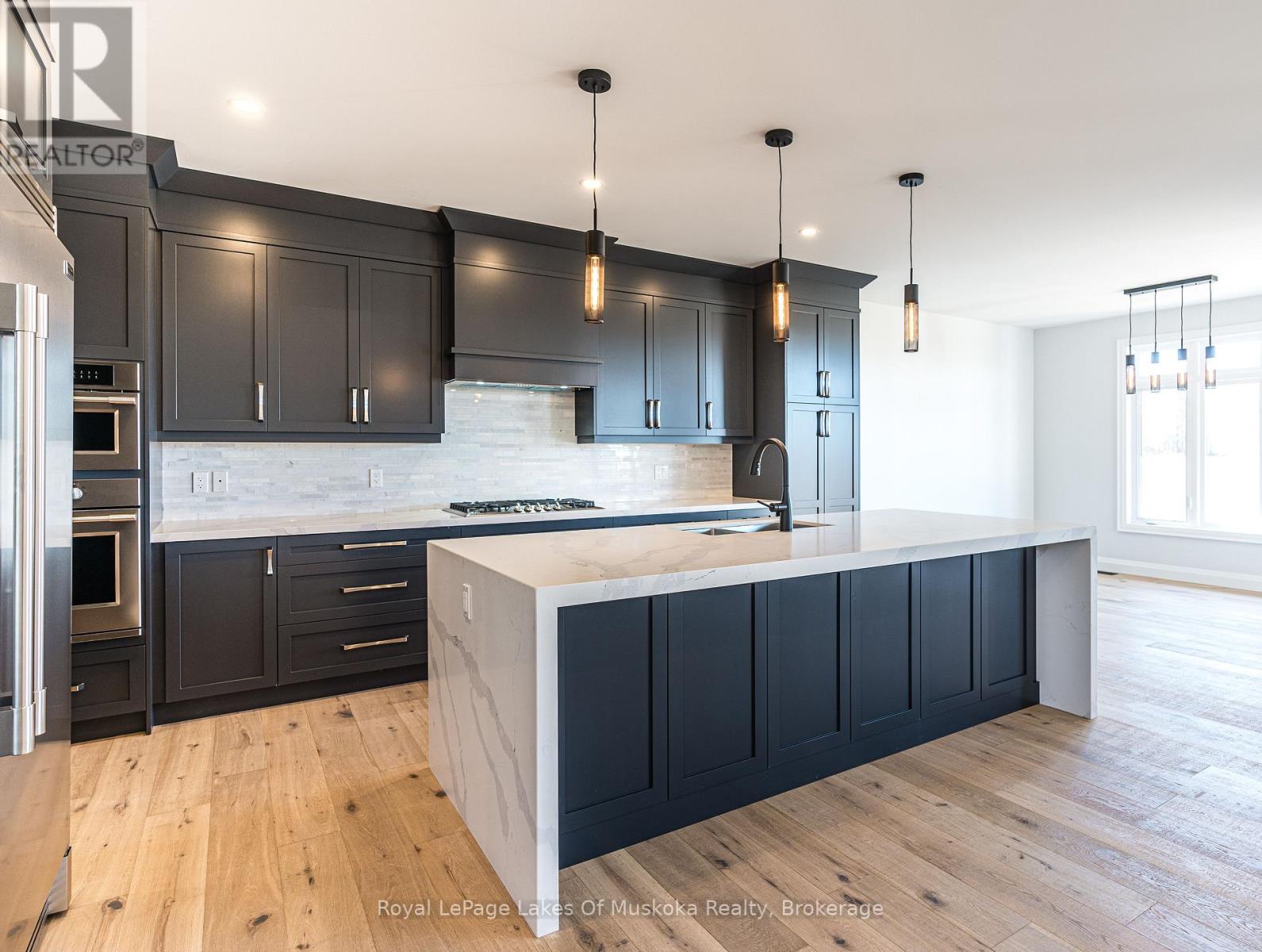 21 Henry Ball Court, Oro-Medonte (Warminister), Ontario  L0K 2G1 - Photo 6 - S12449337