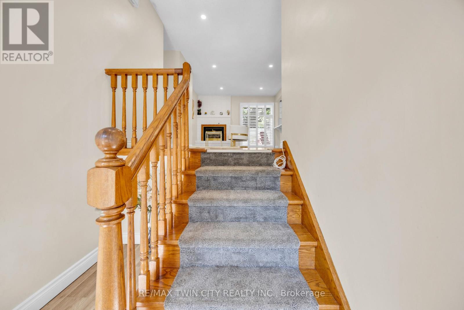 34 Georgian Crescent, Kitchener, Ontario  N2B 3N9 - Photo 3 - X12449274