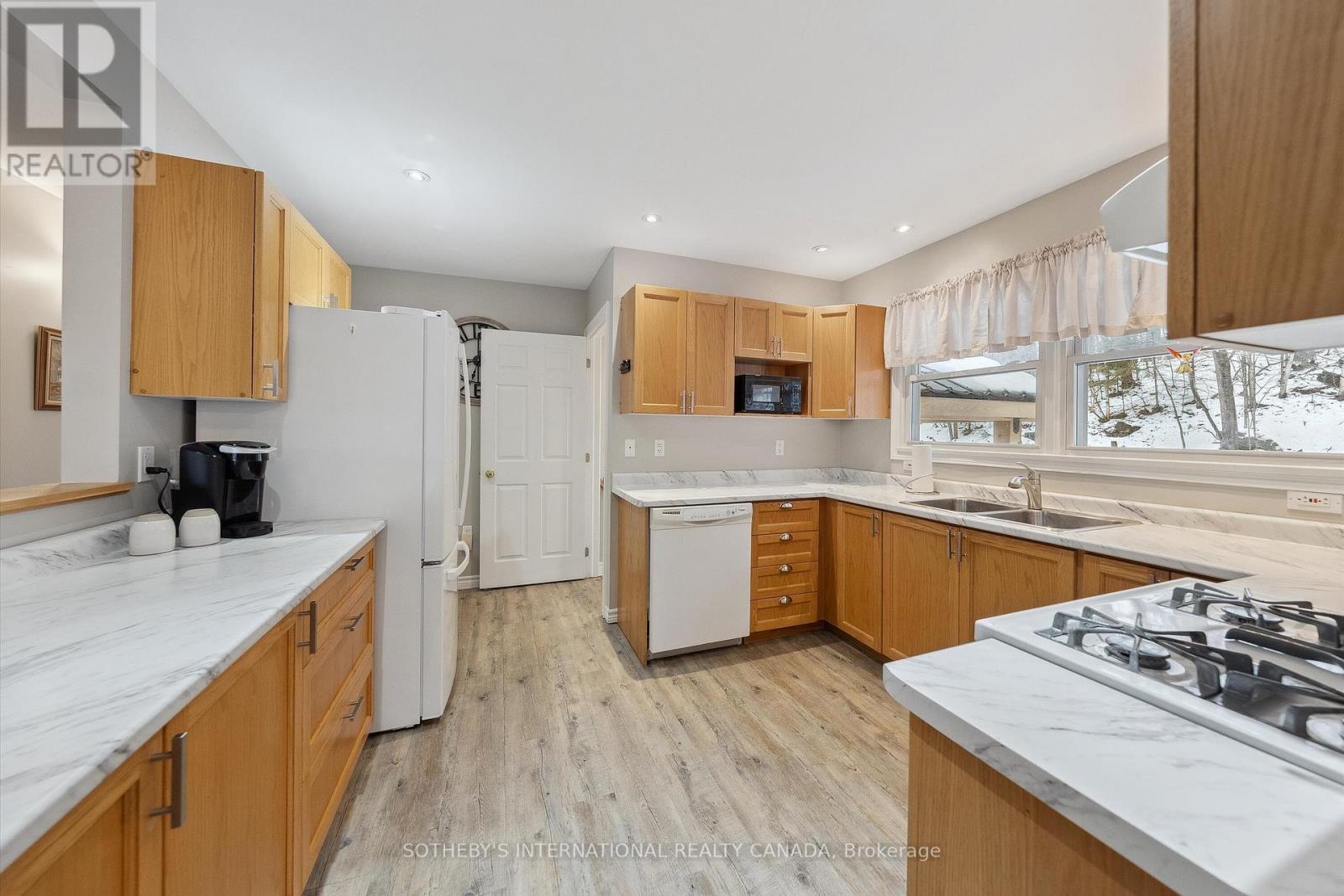 202 Sunnyside Street, Dysart Et Al (Dysart), Ontario  K0M 1S0 - Photo 10 - X12449286
