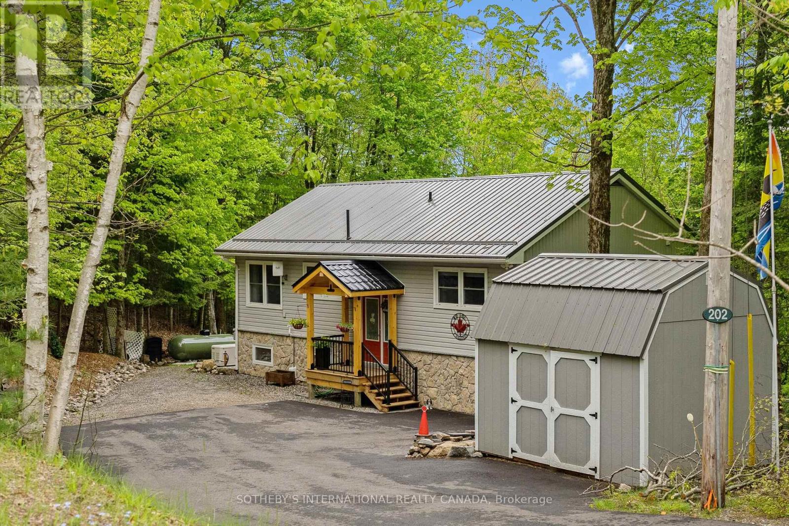 202 Sunnyside Street, Dysart Et Al (Dysart), Ontario  K0M 1S0 - Photo 2 - X12449286