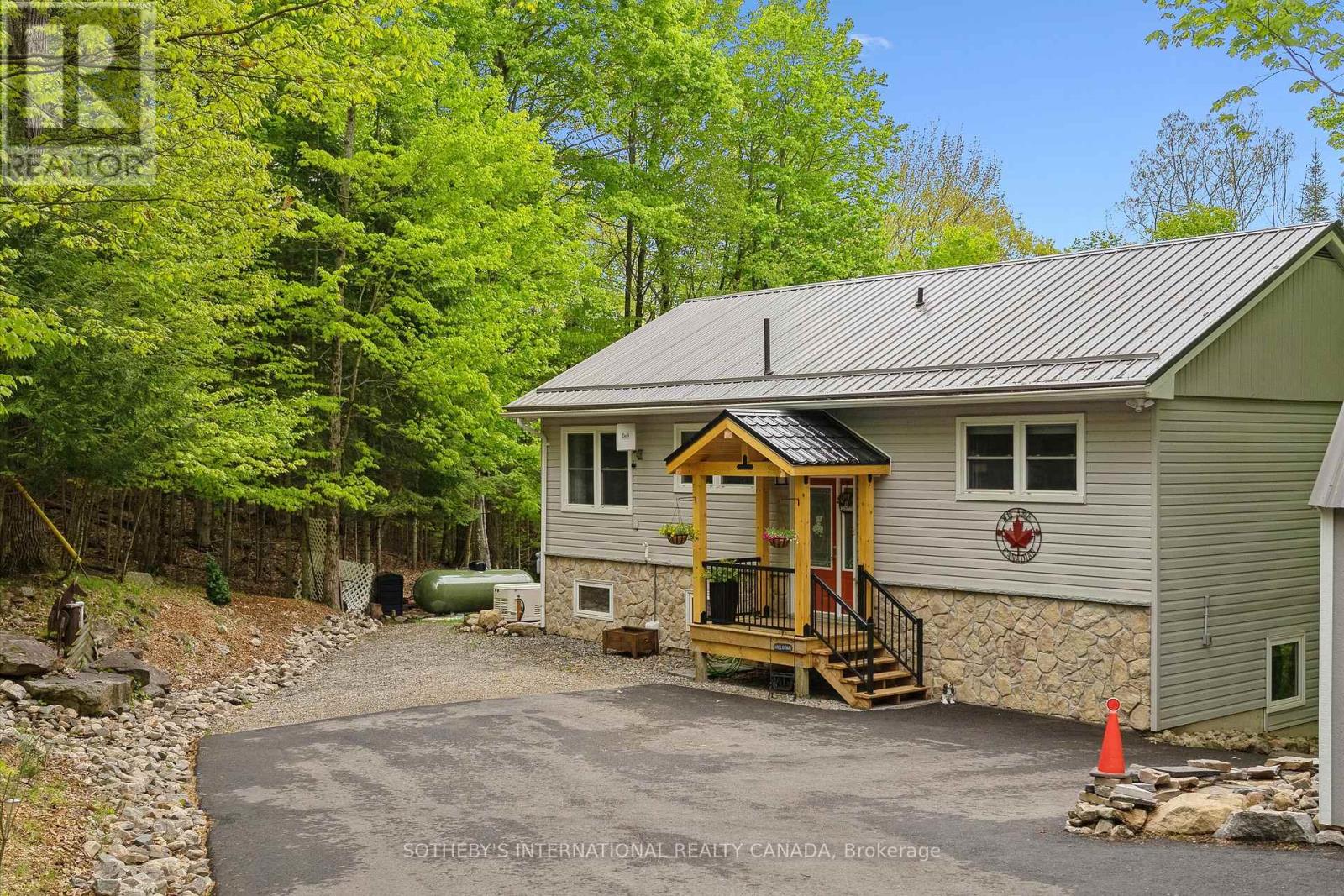 202 Sunnyside Street, Dysart Et Al (Dysart), Ontario  K0M 1S0 - Photo 3 - X12449286