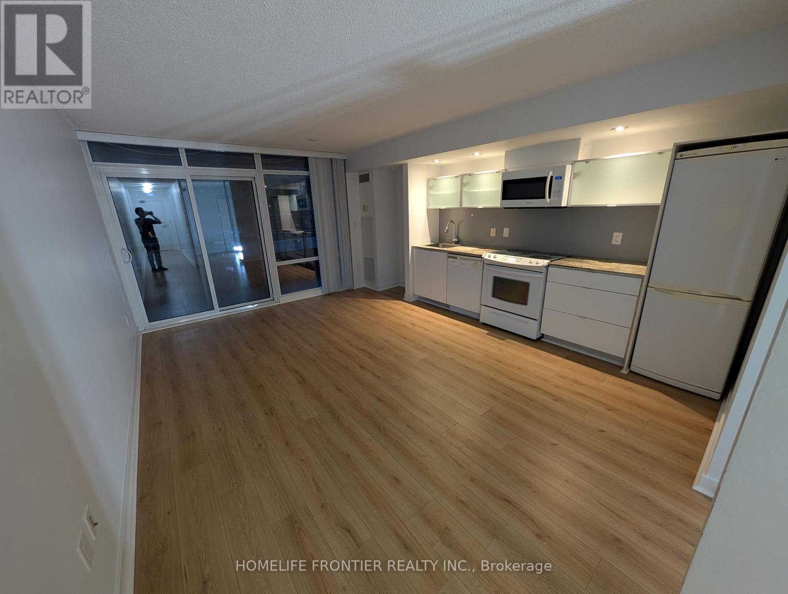 912 - 4k Spadina Avenue, Toronto, Ontario  M5V 3Y9 - Photo 2 - C12443034