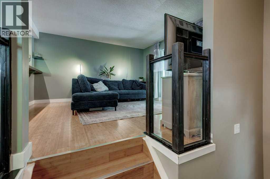 39 Shawglen Place Sw, Calgary, Alberta  T2Y 1X9 - Photo 4 - A2256693