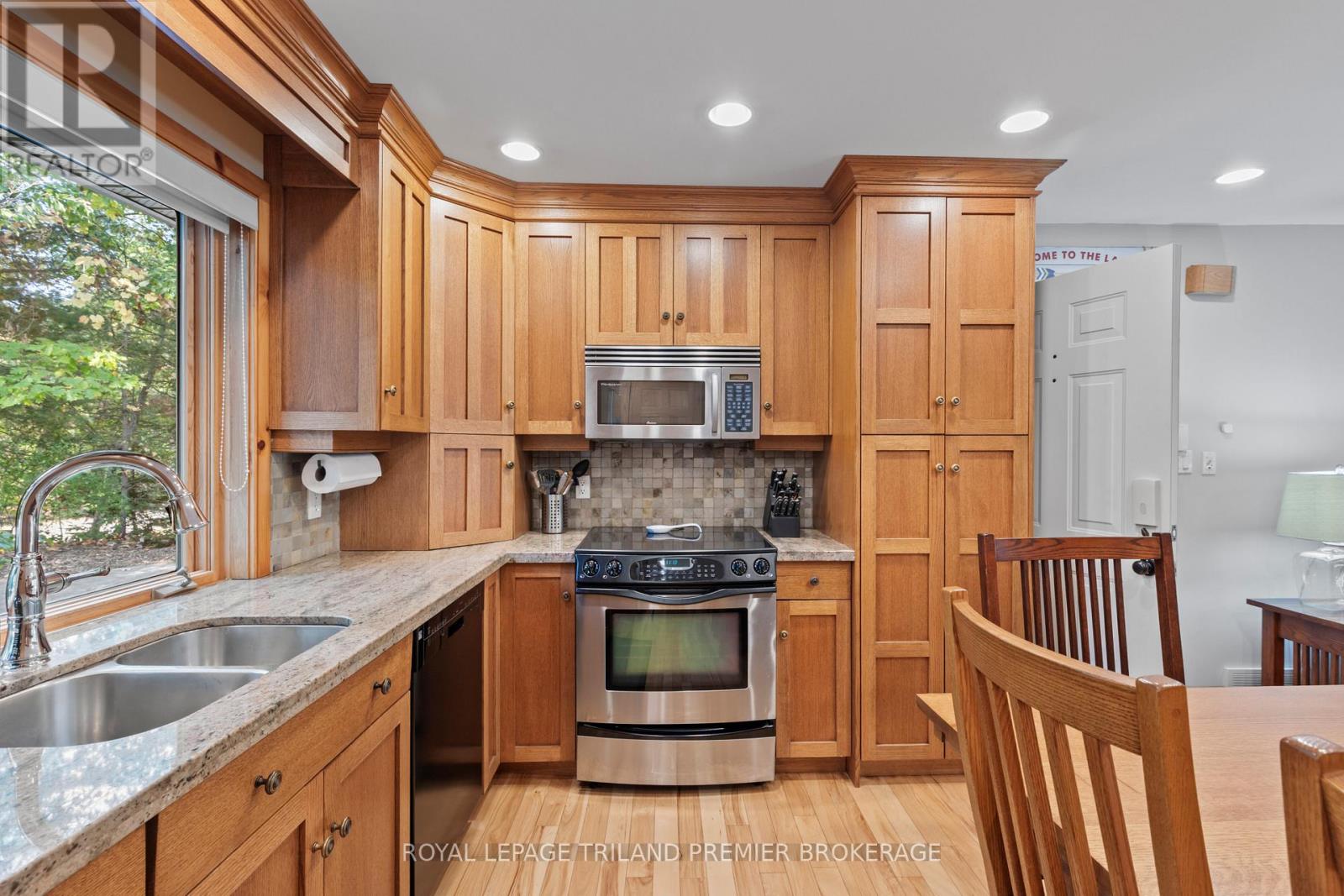 10300 Beach O'pines Road, Lambton Shores (Grand Bend), Ontario  N0M 1T0 - Photo 10 - X12449518