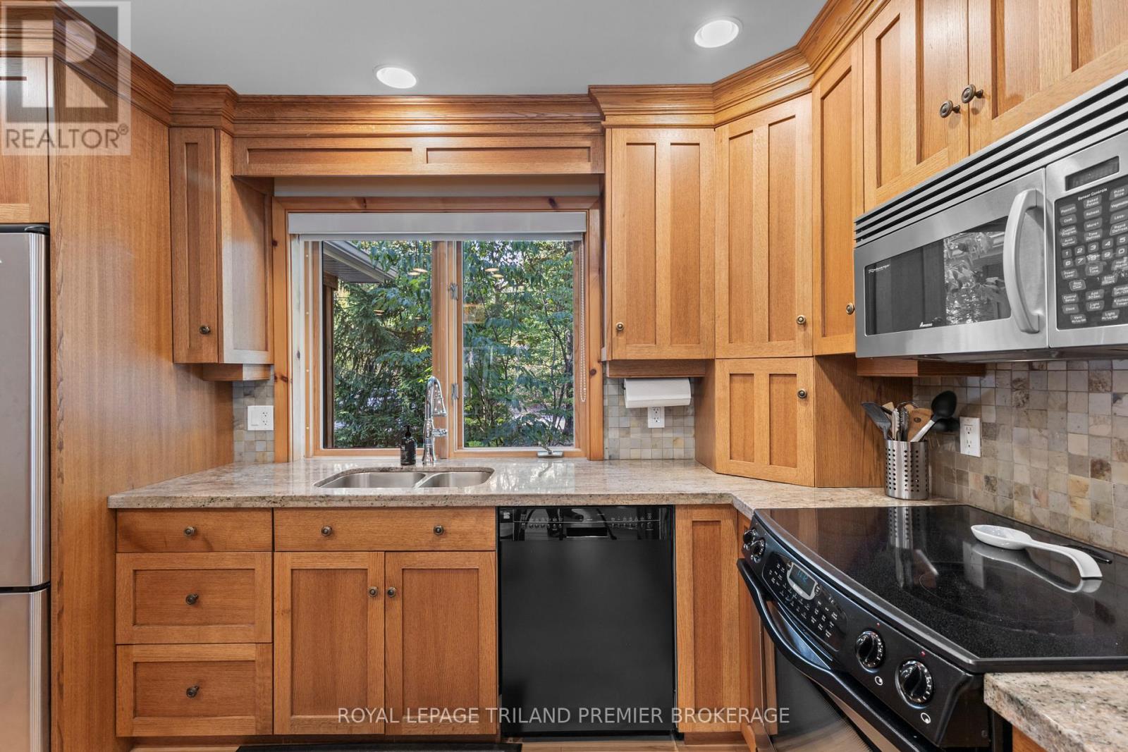 10300 Beach O'pines Road, Lambton Shores (Grand Bend), Ontario  N0M 1T0 - Photo 11 - X12449518