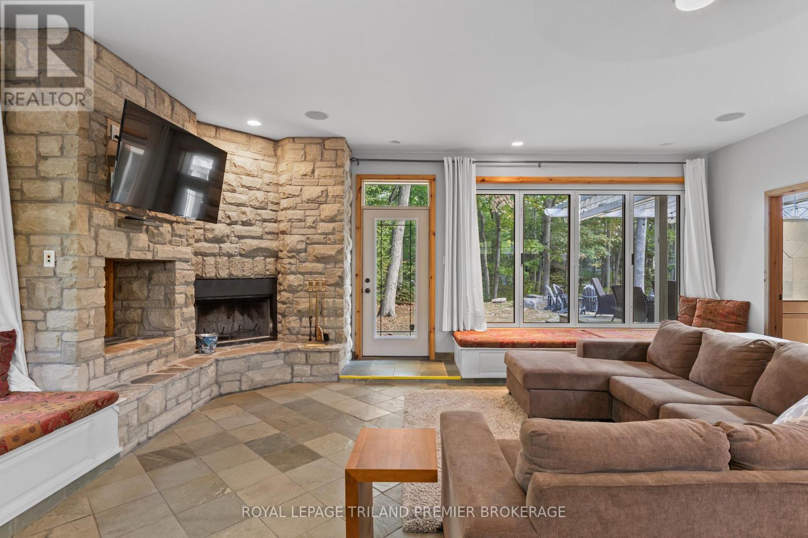 10300 Beach O'pines Road, Lambton Shores (Grand Bend), Ontario  N0M 1T0 - Photo 21 - X12449518