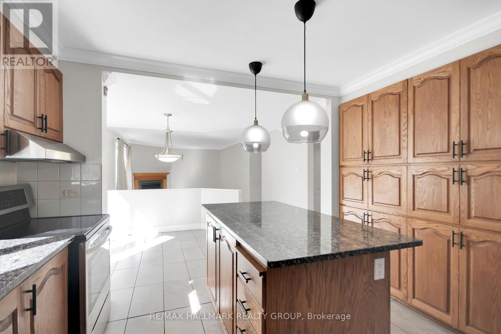 1662 Hunters Run Drive, Ottawa, Ontario  K1C 2H3 - Photo 10 - X12449593