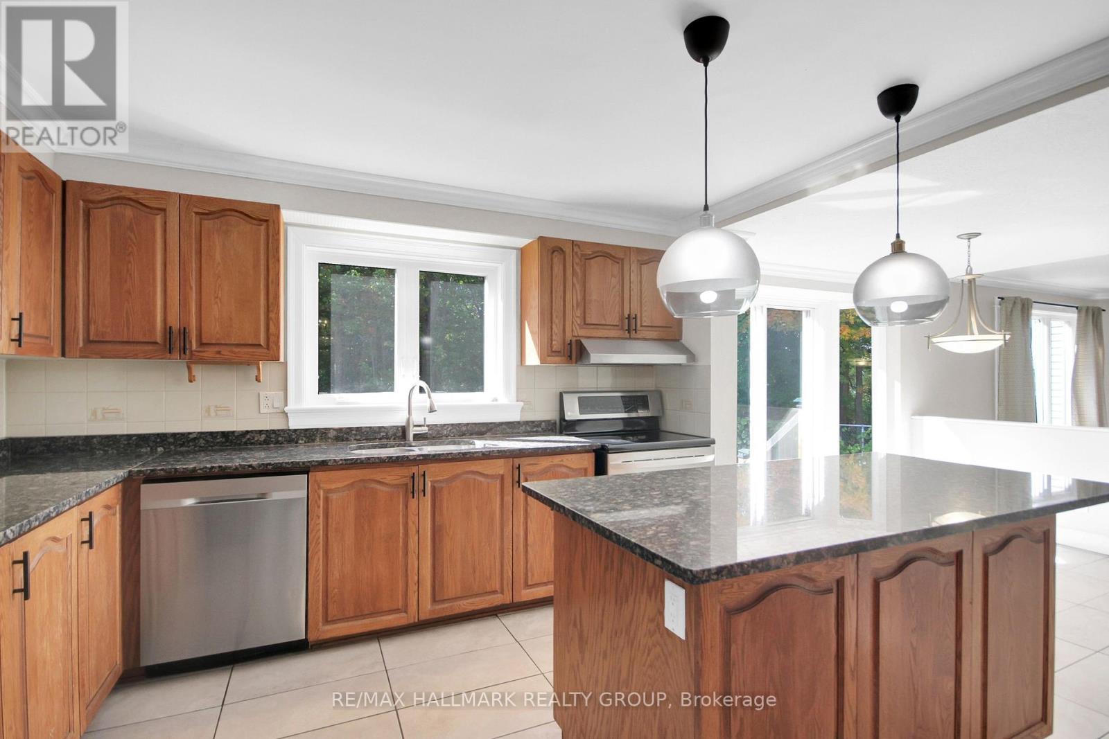 1662 Hunters Run Drive, Ottawa, Ontario  K1C 2H3 - Photo 11 - X12449593