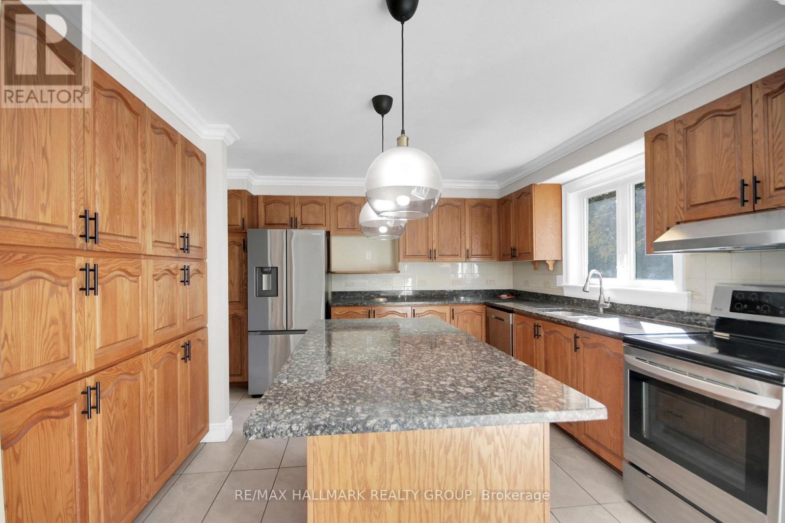 1662 Hunters Run Drive, Ottawa, Ontario  K1C 2H3 - Photo 12 - X12449593