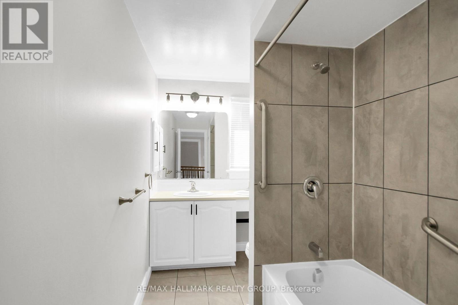 1662 Hunters Run Drive, Ottawa, Ontario  K1C 2H3 - Photo 21 - X12449593