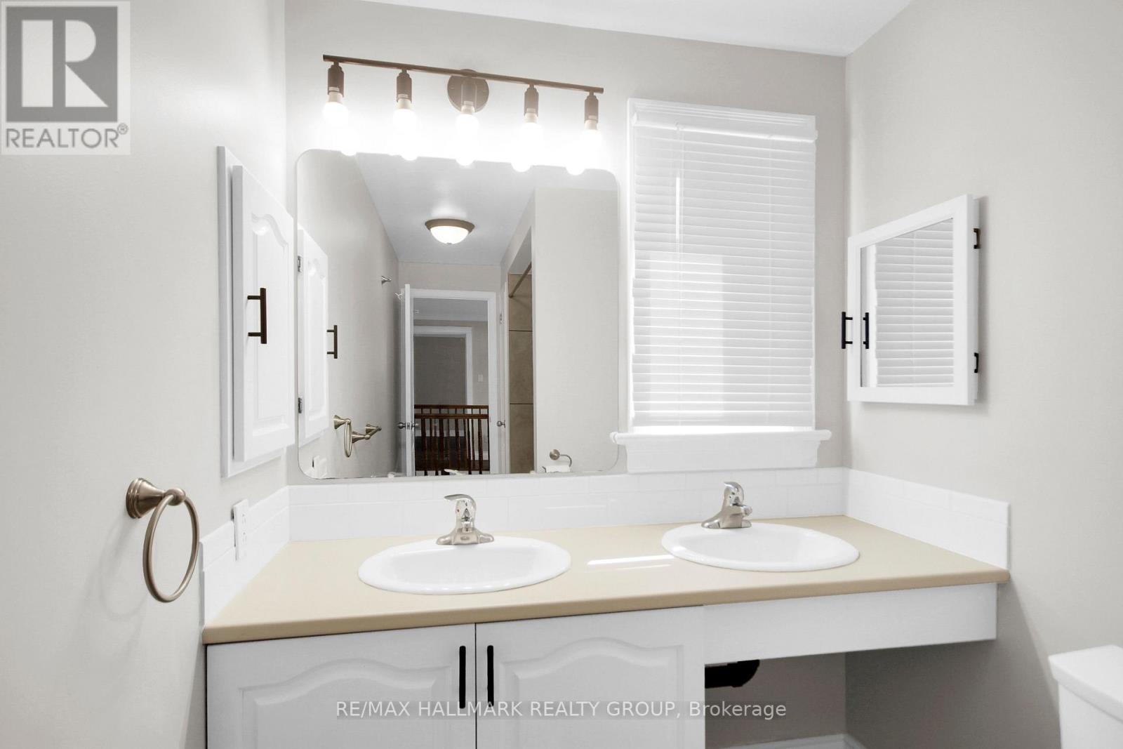 1662 Hunters Run Drive, Ottawa, Ontario  K1C 2H3 - Photo 22 - X12449593