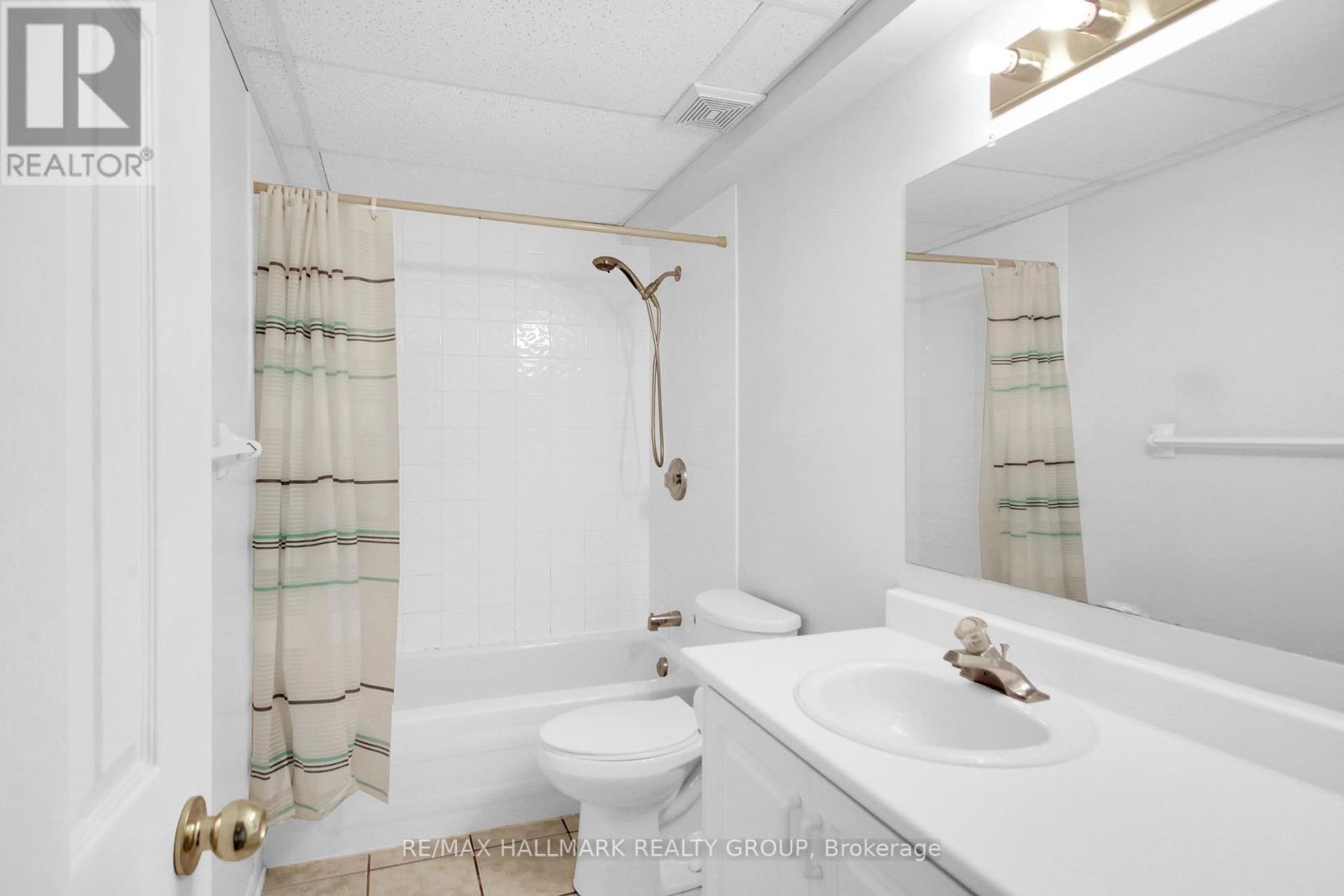 1662 Hunters Run Drive, Ottawa, Ontario  K1C 2H3 - Photo 23 - X12449593