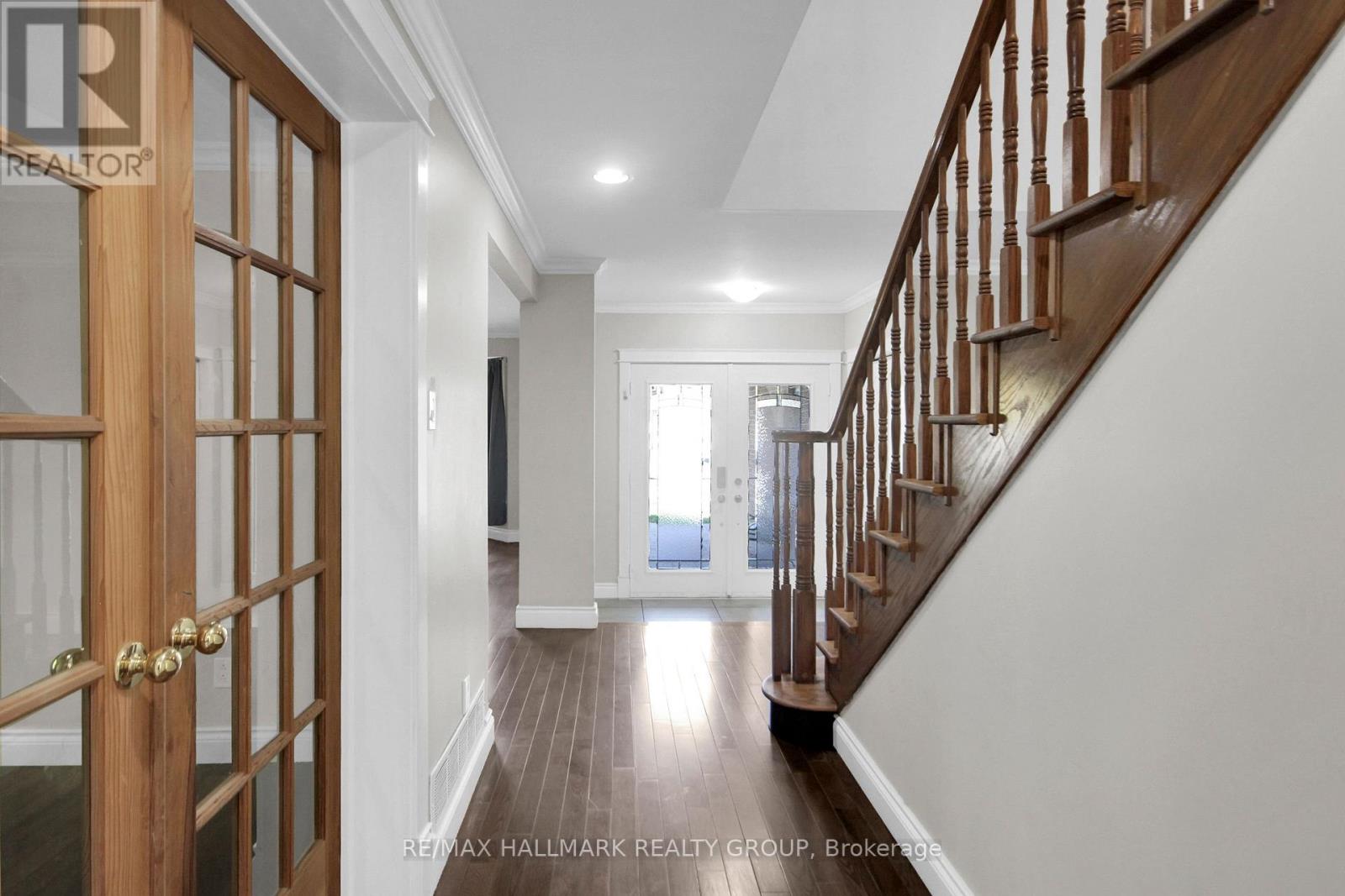 1662 Hunters Run Drive, Ottawa, Ontario  K1C 2H3 - Photo 3 - X12449593