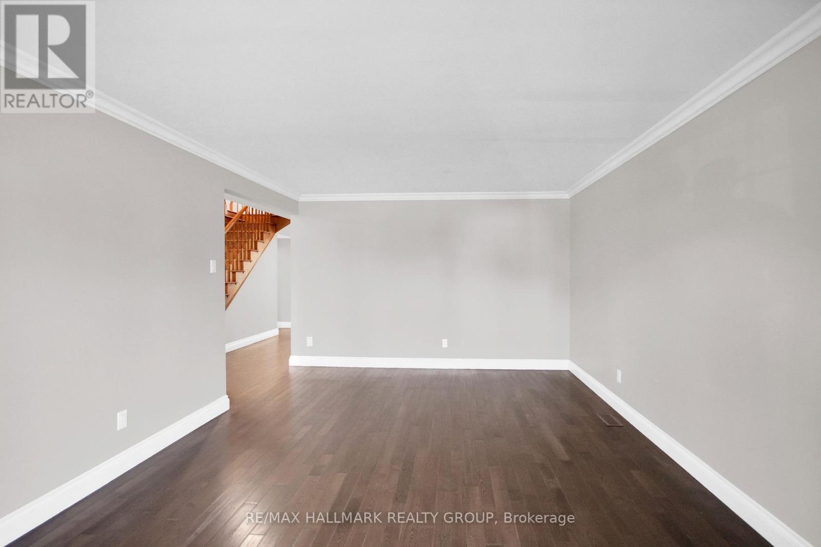 1662 Hunters Run Drive, Ottawa, Ontario  K1C 2H3 - Photo 5 - X12449593