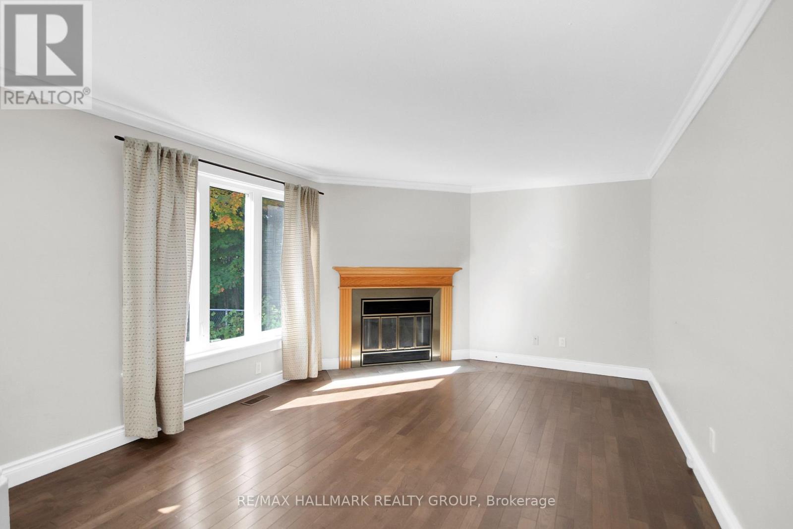 1662 Hunters Run Drive, Ottawa, Ontario  K1C 2H3 - Photo 6 - X12449593