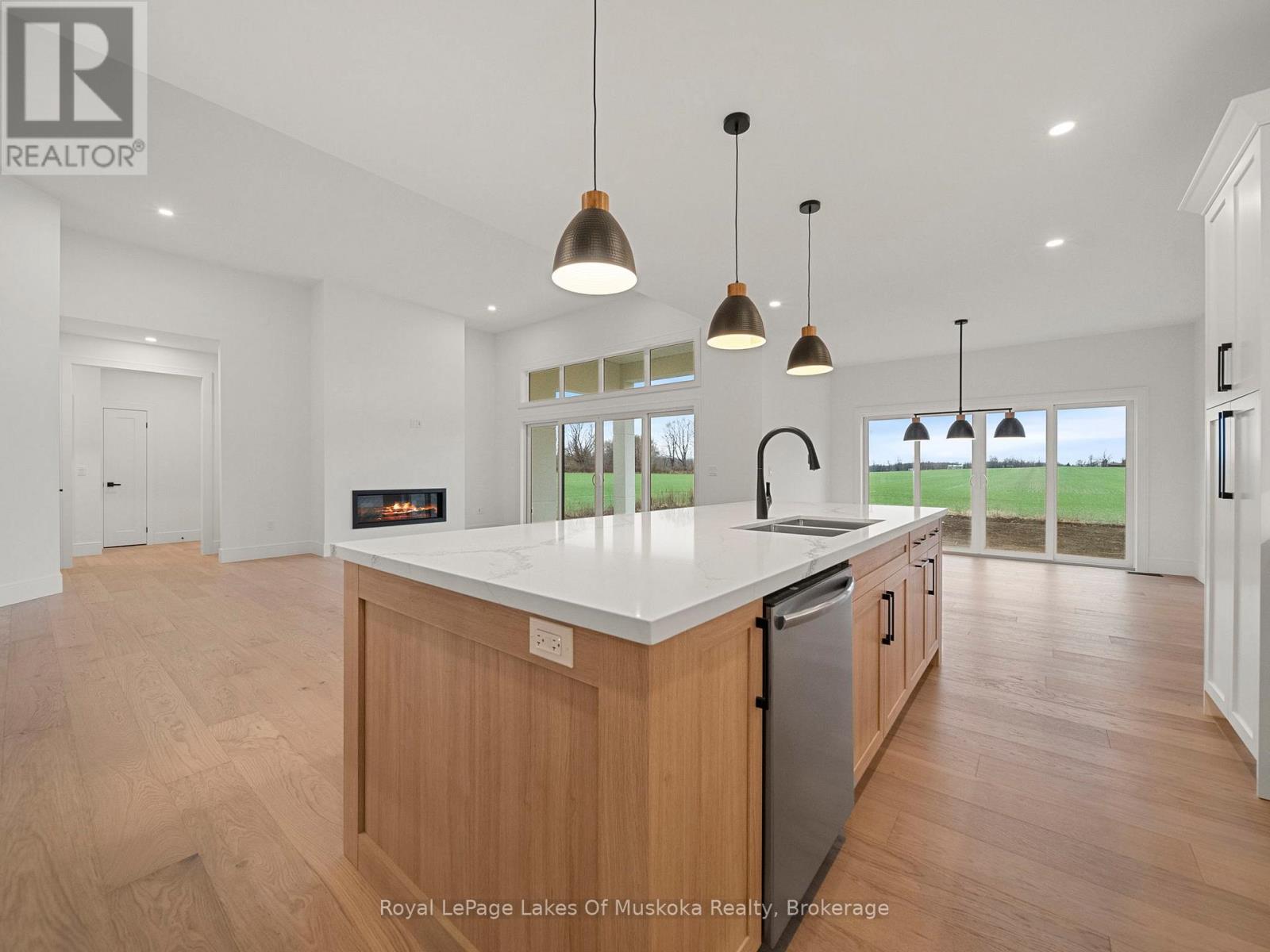 23 Henry Ball Court, Oro-Medonte (Warminister), Ontario  L0K 2G1 - Photo 6 - S12449555