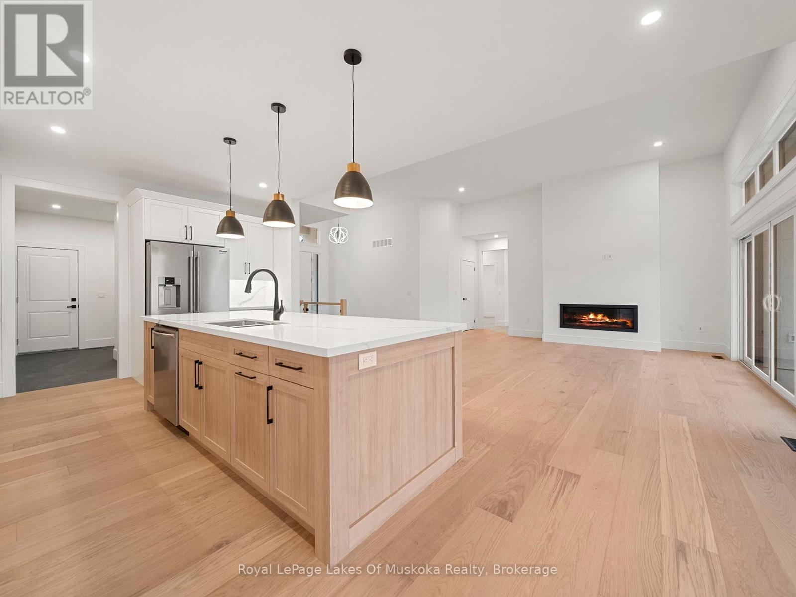 23 Henry Ball Court, Oro-Medonte (Warminister), Ontario  L0K 2G1 - Photo 7 - S12449555