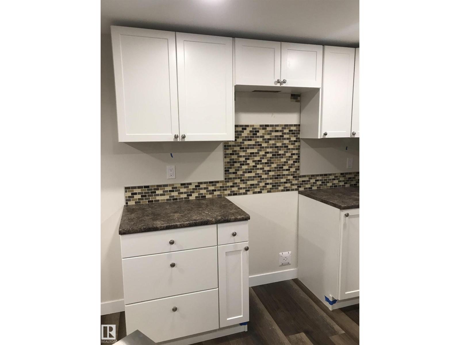 8032 70 Av Nw, Edmonton, Alberta  T6C 0A5 - Photo 2 - E4461068