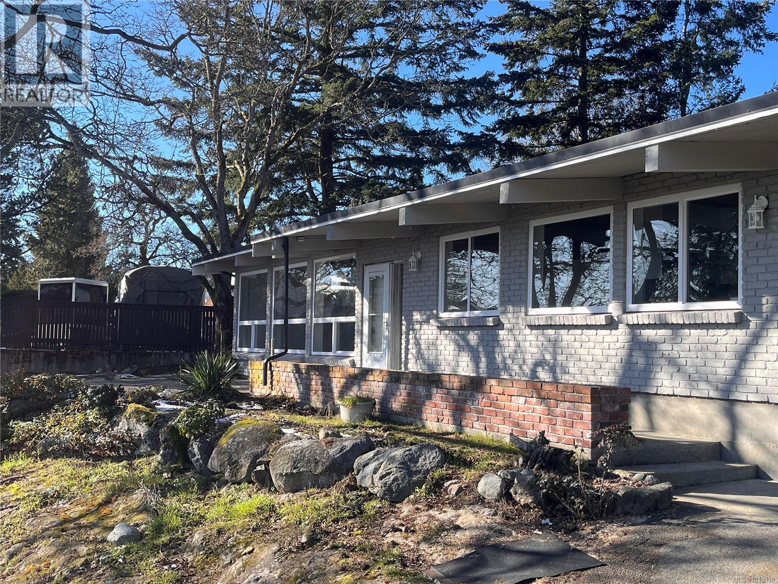 107 Island Hwy, View Royal, British Columbia V9B 1G1 - Photo 2 - 1010538