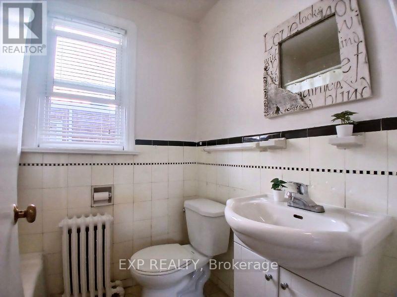 Main Fl - 861 Cosburn Avenue, Toronto, Ontario  M4C 2W4 - Photo 11 - E12449372