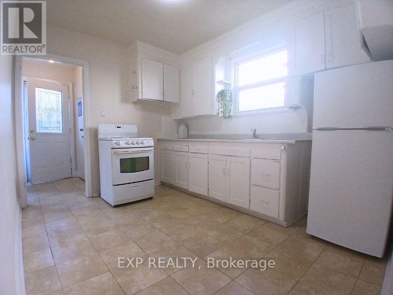 Main Fl - 861 Cosburn Avenue, Toronto, Ontario  M4C 2W4 - Photo 6 - E12449372
