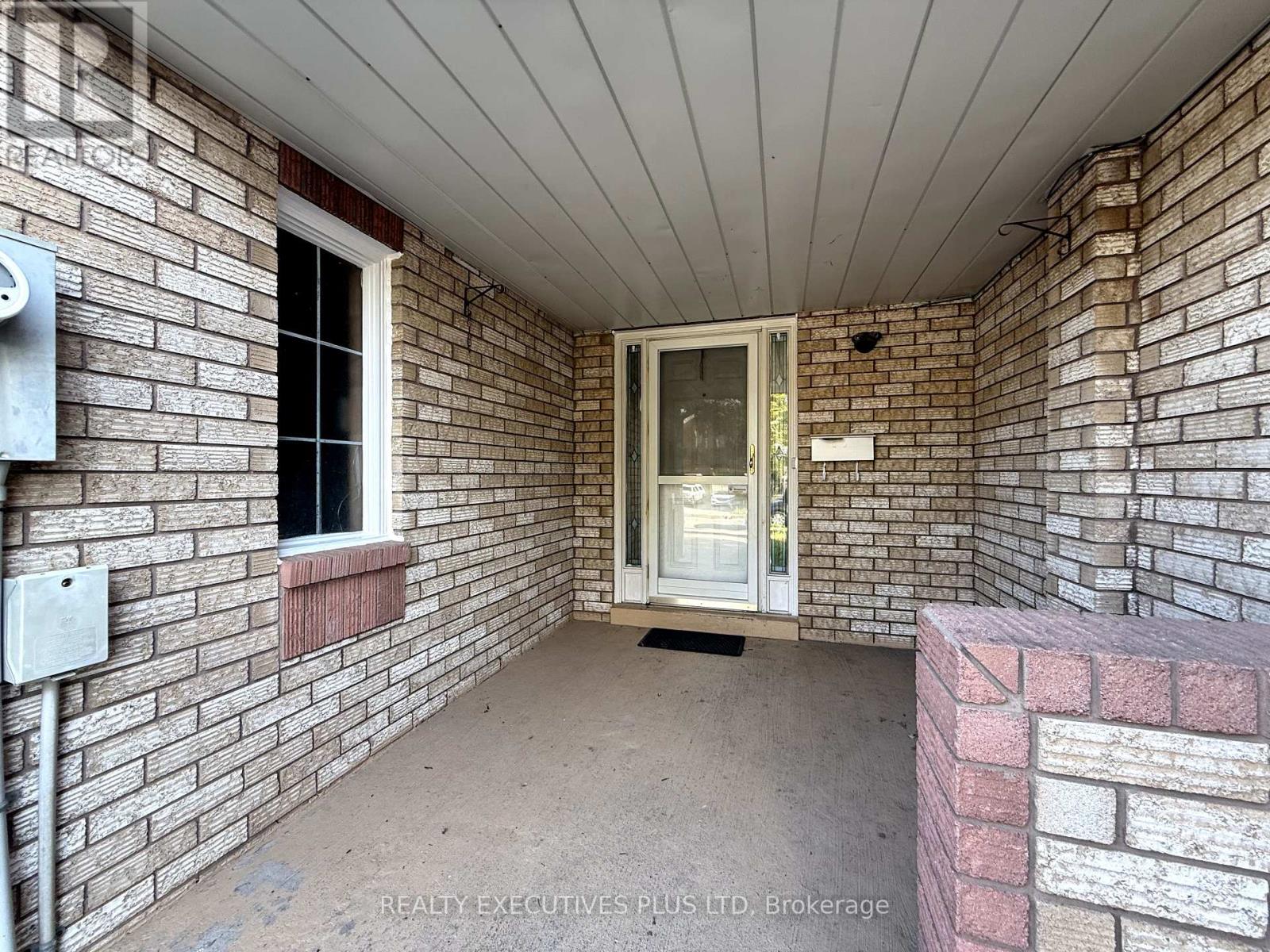 55 Ravenscliffe Court, Brampton, Ontario  L6X 4N9 - Photo 3 - W12449331