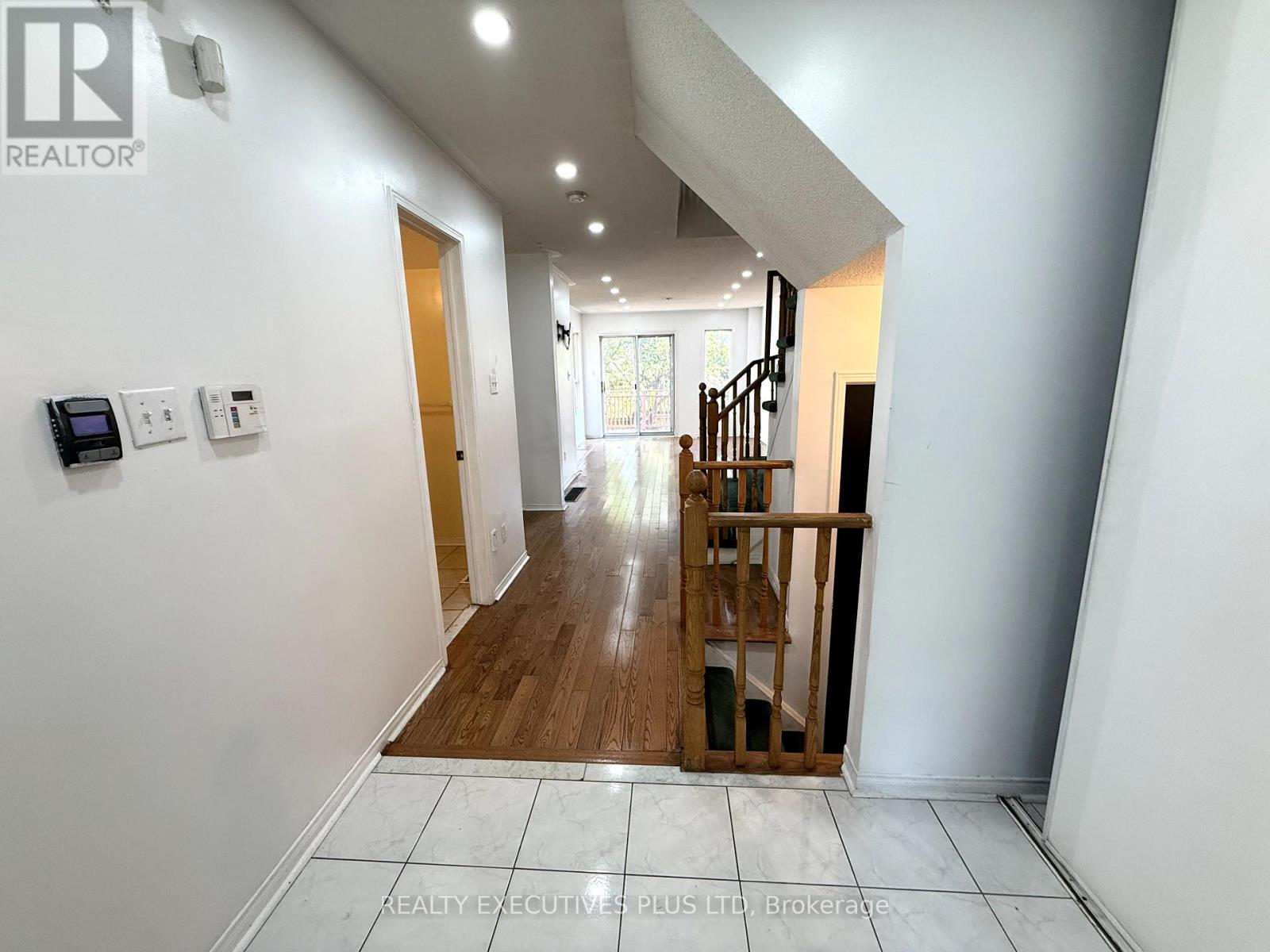 55 Ravenscliffe Court, Brampton, Ontario  L6X 4N9 - Photo 6 - W12449331